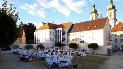 Bild: pz
Rund 100 Besucher in Weiß kamen zum "Dîner en blanc" in den Neuen Gärten in Waldsassen.