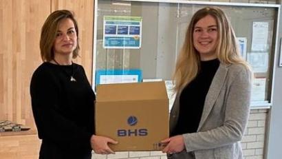 Bild: BHS Corrugated/exb
Sidonia Beldean und Kristina Stauber, Mitarbeiterinnen Corporate Communications, BHS Corrugated (von links) mit einer Bücherkiste für die Schulen.