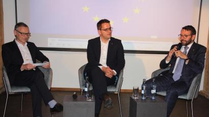 Bild: kro
Bürgermeister Bernd Sommer (links) fungierte als Moderator. Gesprächspartner waren Chodovs Bürgermeister Patrik Pizinger (rechts) und Europa-Parlamentarier Christan Doleschal.