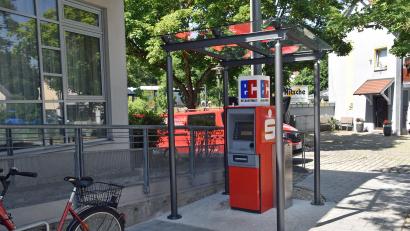 Bild: Andreas Royer
Mit dem neuen Standort des EC-Automaten der Sparkasse im Stadtteil Rosenberg im Freien können sich viele Kunden nicht anfreunden.