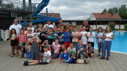 Bild: Michaela Ponnath/exb
Die erfolgreichen Schwimmer mit den Mitgliedern der Wasserwacht Waldsassen und dem Fachleiter Sport der Grundschule Konnersreuth im Egrensis-Freibad Waldsassen.