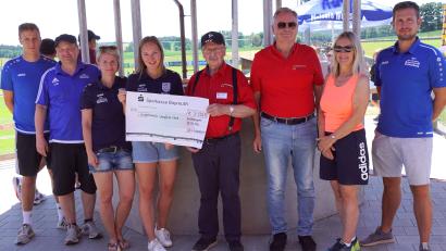 Bild: bkr
Mit 3333,33 Euro wurde die Kinderkrebshilfe in der Region Oberpfalz Nord unterstützt: (von links): Lukas Langsteiner, Zweiter SSV-Vorsitzender Christian Walberer, Kathrin Mayer, Verena Rieger, Zweiter Kinderkrebshilfe-Vorsitzender Andreas Steinl, Hartmut Ordnung, Stellvertretende Bürgermeisterin Claudia Meyer und Johannes Pscherer.