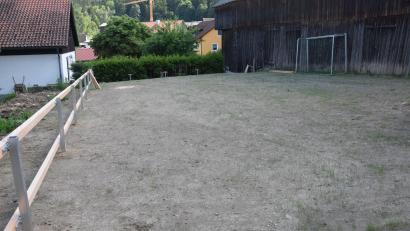 Bild: fla
Mit viel Eigeninitiative gehen die Dorfbewohner an die Spielplatzneugestaltung heran. In Eigenleistung wird der Platz hergerichtet und mit der Einzäunung begonnen, die Spielgeräte sind bereits bestellt.