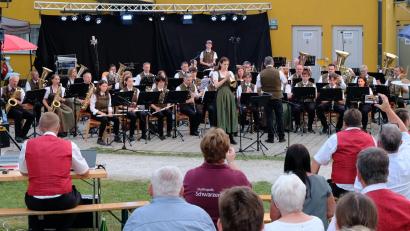 Bild: mab
Die Schwarzenfelder Musikkapelle mit Solistin Anna Forster gab zusammen mit der Kapelle aus Straß ein Konzert.