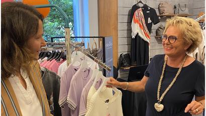 Bild: Reichl/exb
Das Modegeschäft Ingeborg Fladerer in Flossenbürg feiert das 25-jährige Bestehen. Höhepunkt war eine kleine Modenschau.