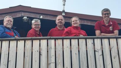 Bild: gis
Das Team der Bergwacht Mehlmeisel (von links): Peter Bauer (Kassier), Carmen Schmidt, Holger Schmidt (Bereitschaftsleiter), Leonie Schmidt und Alexander Nelkel (stellvertretender Bereitschaftsleiter).