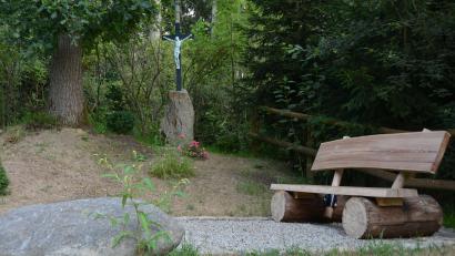 Bild: dob
Für dieses eisengehämmerte Kreuz hat Helmut Wildenauer ein ruhiges Plätzchen gefunden, unweit von Straßenhäuser.