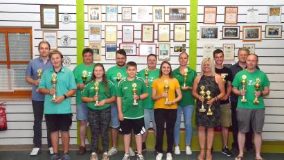 Bild: fjo
Jede Menge Pokale kann Thomas Wild (links) an die besten Teilnehmer überreichen – und zuletzt bleibt auch noch einer für ihn selbst übrig.