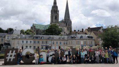 Bild: Thomas Helm/exb
Die Reisegruppe posierte vor dem Hintergrund der Altstadt von Chartres für ein Erinnerungsfoto.