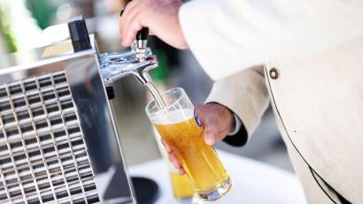 Symbolbild: Matthias Balk/dpa
Ein Mann zapft ein Bier aus einer Schankanlage.