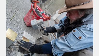 Symbolbild: Stefan Puchner/ dpa
Der Künstler Gunter Demnig verlegt in ganz Deutschland und Europa Stolpersteine.