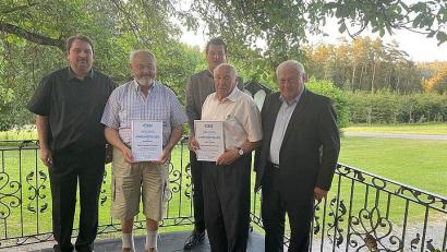 Bild: Georg Blöth/exb
Reinhard Schwarz (links), Bürgermeister Martin Schwandner (Mitte) und Kreisrat Joahnn Wilhelm (rechts) gratulierten den neuen Ehrenmitgliedern Hubert Pröls (Zweiter von links) und Hubert Kiener (Zweiter von rechts).