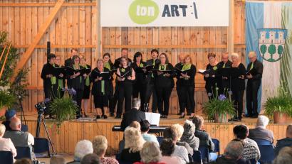 Bild: fvo
Der gemischte Chor "tonART" tritt zusammen mit seinem Leiter Christoph Pausch am E-Piano auf.