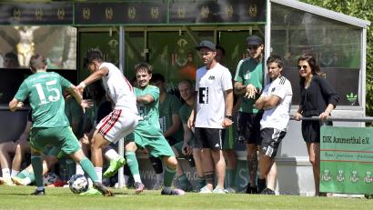 Bild: Hubert Ziegler
Ammerthals Trainer Jürgen Schmid (Vierter von rechts) blickt gespannt auf das letzte Vorbereitungsspiel, wenn der Regionalliga-Aufsteiger DJK Vilzing kommt.