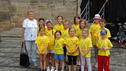 Bild: Thilo Fürnrohr/exb
Der Bambini-Kinderchor Wiesau mit Chorleiterin Christa Holm gruppierte sich nach dem Auftritt zu einem Erinnerungsbild.