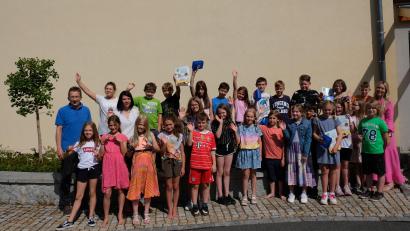 Bild: do
Grund zum Feiern gab es für die Grundschule Oberbibrach. Die Kombi-Klasse 3 und 4 gewann mit den meisten Einsendungen den Wettbewerb. Kreisjugendring-Geschäftsführer Martin Neumann (links) gratulierte.