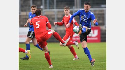 Bild: Büttner, Gerhard
Josef Rodler (rechts) und die SpVgg Weiden haben einen kniffligen Pokal-Auftritt vor sich.