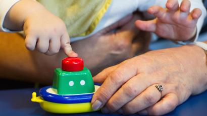 Bild: Holger Hollemann
Babysitterdienste sind zwar keine Garantie, dass es nicht zum Missbrauch von Kindern kommt – sie können aber viel Sicherheit bieten, kommentiert Wiebke Elges.