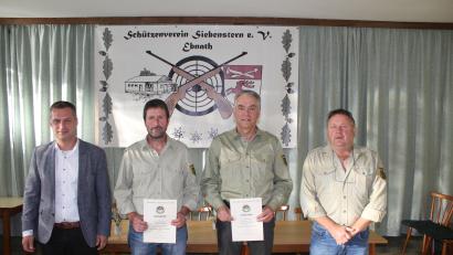 Bild: soj
Bürgermeister Wolfgang Söllner (links) und Vorsitzender Gerhard Plannerer (rechts) ehrten Richard Philbert (Zweiter von links) für 40 Jahre und Hubert Putzer für 50 Jahre Vereinszugehörigkeit.