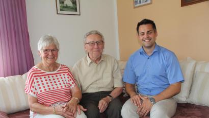 Bild: frd
Gotthard Klier ist an seinem 85. Geburtstag glücklich mit seiner Gattin Rita, da konnte auch Bürgermeister Rudolf Teplitzky, zusammen mit vielen weiteren Gratulanten nur herzlich gratulieren.