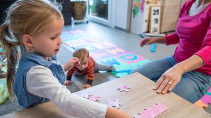 Symbolbild: Christin Klose/dpa
So finden Eltern einen guten Babysitter