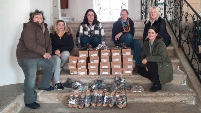 Bild: Barbara Rieß/exb
Sieglinde Meyer, Stefanie Riedl, Barbara Rieß, Nina Neumann, Eva Wölfl und Annette Schwan (von links) vom Elternbeirat der Grundschule Konnersreuth vor der Übergabe der Sachspenden in der Flüchtlingsunterkunft Fockenfeld.