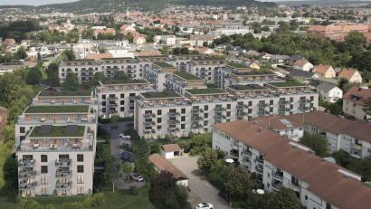 Grafik: Fuchs Wohnmobilien GmbH /exb
Wie die 3D-Animation zeigt, soll das Wohnquartier Stadtweg IV in Kümmersbruck von Süden her einmal aussehen. Es befindet sich auf dem ehemals vom Bauhof Amberg genutzten Gelände. 17 Häuser mit 208 Wohneinheiten werden entstehen.