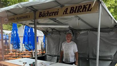 Bild: Stefan Birkl/exb
Rußverschmiert, abgekämpft und trotzdem irgendwie glücklich: Nach einer Höllennacht steht Roland Birkl in seinem Stand am Amberger Bergfest. Das Schild trägt den Namen seines Vaters, Albert, der den Stand einst angeschafft hatte. Birkls Großvater Josef Birkl war 1951 das erste Mal am Bergfest vertreten.