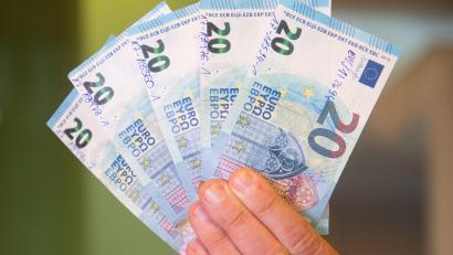 Symbolbild: Julian Stratenschulte/dpa
Ein Mitarbeiter der Deutschen Bundesbank zeigt gefälschte und sichergestellte 20-Euro-Noten. In Neumarkt sind solche Fälschungen mehreren Banken aufgefallen.