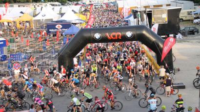 Archivbild: Urte Scheuerbeck/exb
Der Start in Regensburg: Die Radler der großen Etappe legen insgesamt 250 Kilometer zurück.