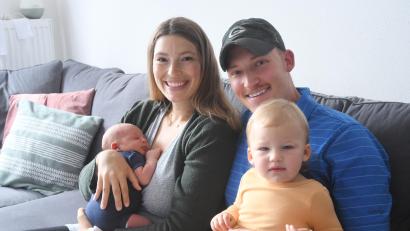 Bild: Gabi Schönberger
Stolz und glücklich: Sarah und Brett Peronto (30 und 33 Jahre alt) mit ihrem Söhnchen Jaxon James und seiner großen Schwester Everly (16 Monate). Der kleine Junge wurde am 28. Juni unplanmäßig zuhause geboren.