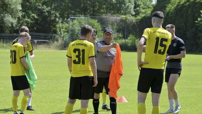 Archivbild: Hubert Ziegler
Wer ergattert eines der begehrten Startelf-Leibchen beim FC Amberg? Nach dem Milde-Cup am Sonntag weiß Trainer Karl-Heinz Wagner (Mitte) schon mehr.