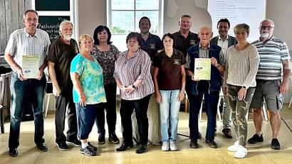 Bild: R. Kreuzer
Der neu gewählte Vorstand weist einige Neuerungen auf. Günther Hoch (links) ist neues Ehrenmitglied, Walter Markl (Vierter von rechts) erhielt eine Dankurkunde.