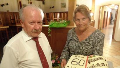 Bild: amö
Ein besonderes Geschenk erhielt er von seinen Chorsängern: Ein gebackenes Buch mit der Melodie seines Prüfungsstückes 1969 "Präludium in C-Dur im 9/8 Takt von J.S.Bach"