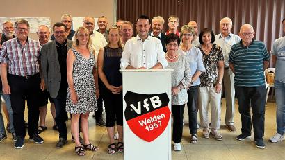 Bild: R. Kreuzer
Die neue Vorstandschaft des VfB Weiden. Am Pult der wiedergewählte Vorsitzende Stephan Gollwitzer.