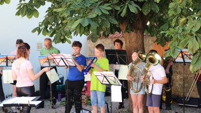 Bild: cog
Auch die Jungbläser waren in die Sommerserenade eingebunden und zeigten ihr Können.