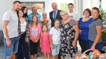 Bild: njn
Im Kreise ihrer Familie feierte Ida Fuchs (Sechste von links) ihren 95. Geburtstag. Mit auf dem Bild Bürgermeister Johannes Reger (Fünfter von rechts) sowie Sohn Waldemar (Vierter von links) mit Ehefrau Nelli (Vierte von rechts) sowie den Enkel- und Urenkelkindern.