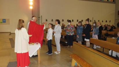 Bild: adj
Domdekan Neumüller spendete in der neuen Pfarrkirche 35 Kindern das Sakrament der Firmung