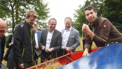 Bild: Gabi Schönberger
Der Bayerische Umweltminister Thorsten Glauber (Zweiter von rechts) inspiziert am Gymnasium Neustadt eine Maschine zur Saatgutherstellung. Noch mehr Kommunen im Landkreis Neustadt/WN sollen mit Hilfe des "Blühpakts Bayern" eine insektenfreundliche Umgebung bekommen.