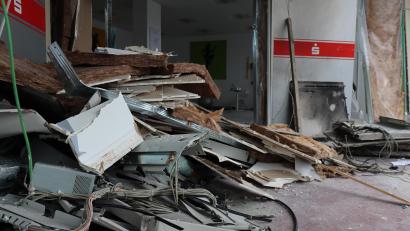 Bild: olr
Die Polizei ermittelt: Unbekannte haben am frühen Freitagmorgen einen Geldautomaten in einer Regensburger Bank gesprengt.