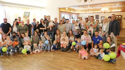 Bild: gru
Eltern, die in den Jahren 2020 und 2021 Nachwuchs bekommen haben, waren mit ihren Kindern zum Neugeborenenempfang von Neukirchen geladen.