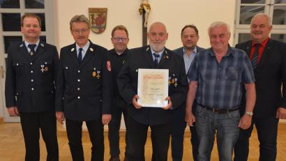 Bild: jr
Bei ihrer Jahresversammlung zeichnete die Feuerwehr Leonberg langjährige und verdiente Mitglieder aus. Im Bild (von links) Vorsitzender Bernhard Lindner, Heinz Neumeier, Helmut Schneider, das neue Ehrenmitglied Otto Lippert, Bernhard Brandl, Max Hecht und Bürgermeister Johann Burger.