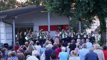 Bild: fvo
Die Schlossberger aus Eslarn spielen am Waldthurner Rathaus beim Waldthurner Kultursommer auf.