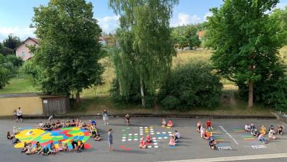 Bild: Grundschule Pechbrunn/exb
Mit bunten Spielfeldern ist der Schulhof in Pechbrunn bemalt worden.