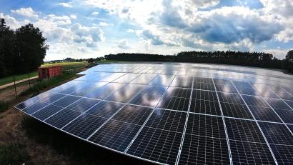 Archivbild: Petra Hartl
Der Solarpark "Striegel" in Sulzbach-Rosenberg in der Nähe der Prägefolienfirma Kurz ist die größte Solaranlage im Stadtgebiet. Nun hat ein Ingenieurbüro 50 weitere geeignete Flächen ausgemacht.