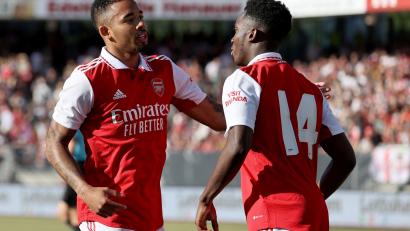 Bild: Daniel Karmann/dpa
Gabriel Jesus (links) von Arsenal London jubelt mit seinem Kollegen Eddie Nketiah über einen seiner Treffer.