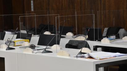 Symbolbild: Petra Hartl
Ein Sitzungssaal am Amberger Landgericht. Im Prozess um Kindesmisshandlung kam ein junges Paar mit einer Bewährungsstrafe davon.