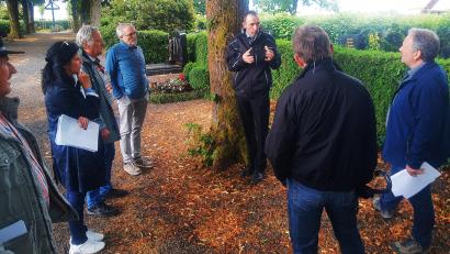 Bild: ld
Benjamin Becher vom gleichnamigen Bestattungsunternehmen aus Ebnath erklärte Grundlagen und teilte seine Erfahrungen aus anderen Orten mit. Rechts Bürgermeister Bernhard Schindler.
