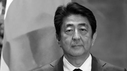 Bild: Maurizio Gambarini
Der frühere japanische Regierungschef Abe ist auf offener Straße erschossen worden.