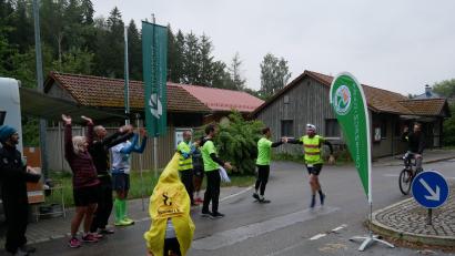 Bild: gz
Beim Lauf 2019 wurde im Gemeindebereich Eslarn am ehemaligen Grenzübergang Tillyschanz jeder aus Tschechien ankommende Läufer euphorisch gefeiert. Dies soll auch 2022 wieder so sein.